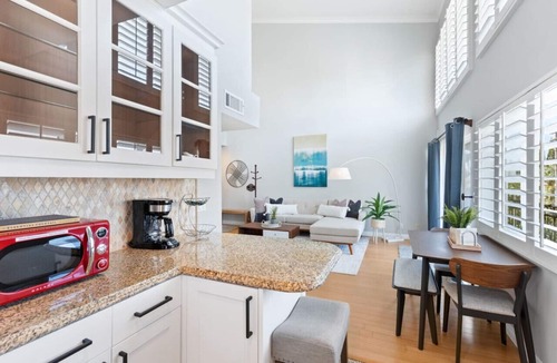 Sawtelle Condo | Bright Modern Loft-Style in Brentwood Parking, Gym