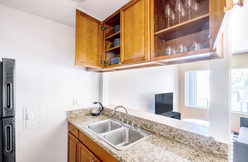 Sherman Oaks Apartment | Bright Sherman Oaks 1BR w/ Gym, Pool, walk to Ventura Blvd, by Blueground
