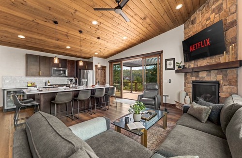 Nathrop House | Broadview Luxury Retreat + 8 acres near Mt Princeton Hot Springs