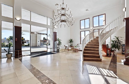 Sherwood Forest and Thistle Development Hotel | Brookhurst Plaza Inn