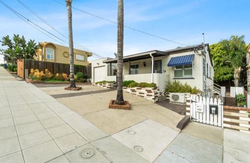 Park West House | Bungalow Downtown Easy Airport Access Family Friendly