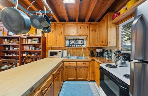 Fern Valley Cabin | Cabin in the Woods "Sky Rock Lodge" with Hot Tub, walk to town with a/c units