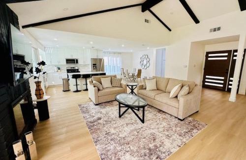 Canyon Country House | Canyon House, Pool, Yard, BBQ, 14mi to Six Flags