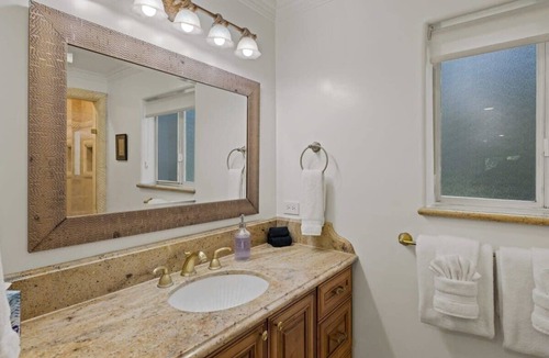 Northwest Carmel House | Carmel Seahorse 3 blocks to Carmel Beach New Hardwood Floors, Paint, Linens
