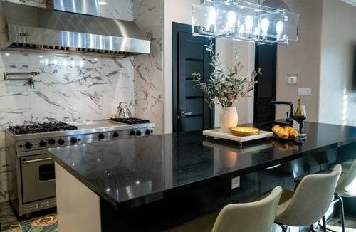 North Central House | Casa Blanca- 4BR Spanish villa near the Rose Bowl- Chefs kitchen Sleeps 8