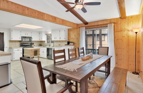 Fox Farm House | Casa Bosque- Central Modern Fox Farm Log Cabin Retreat- Hot Tub- Fenced- Pets