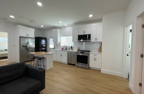 Fairhaven House | CASA DE COMFORT, 11 min from Disney Charming 2-bedroom with AC, extra bed, Wifi
