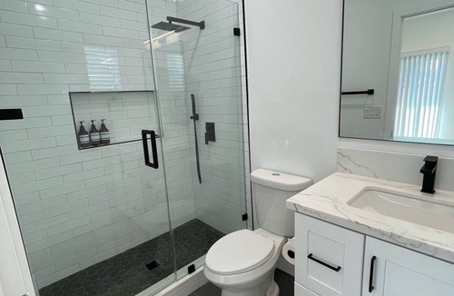 Fairhaven House | CASA DE COMFORT, 11 min from Disney Charming 2-bedroom with AC, extra bed, Wifi