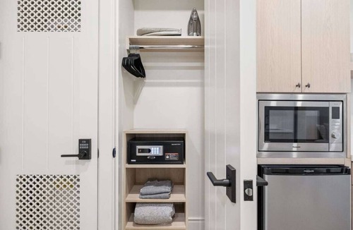 Oak Park Apartment | Casa Iglesia Studio 206