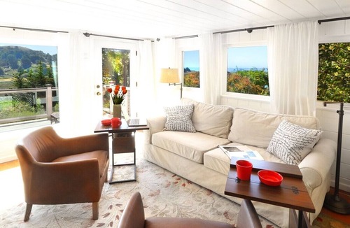 Jenner House | Casa Panama 2 Option by the Sea. The basic idea is to provide the same experience for smaller parties of up to 4 people. You get 2 King Bedrooms, 2.5 Bathrooms, and the rest of the house all to yourself! Only one reservation is booked at a time.