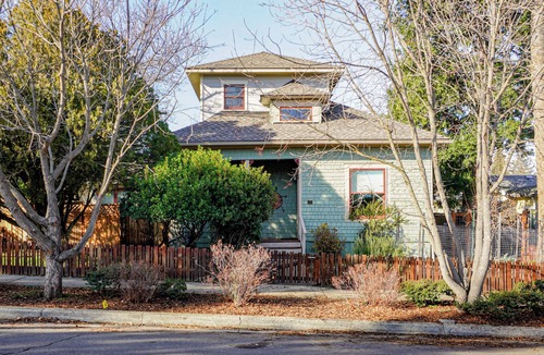 Ashland House | Casa Soleil: Luxurious Cottage Steps Away from Downtown Ashland