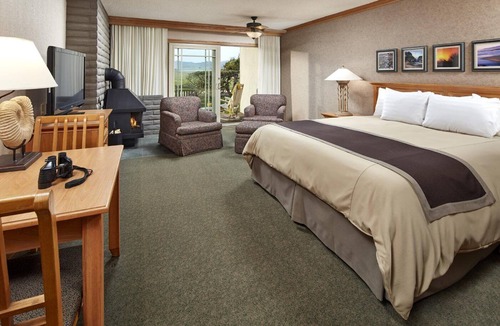 San Simeon Hotel | Cavalier Oceanfront Resort | Premium King & Fireplace | Coastal Adventures