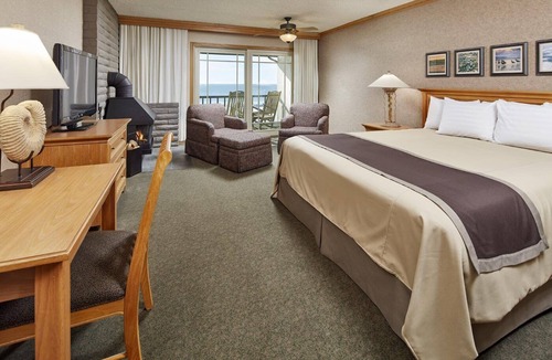 San Simeon Hotel | Cavalier Oceanfront Resort | Premium King Oceanfront | Highway 1