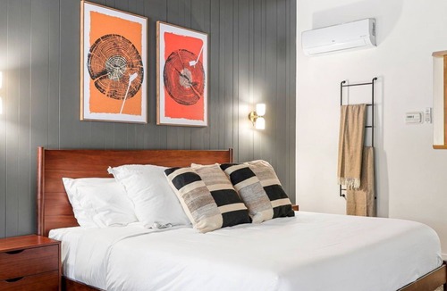 Dunsmuir Hotel | Cave Springs Resort Hotel Room 1 (Visit Mt Shasta)