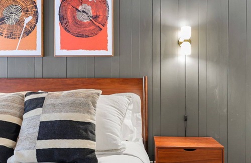 Dunsmuir Hotel | Cave Springs Resort Hotel Room 1 (Visit Mt Shasta)