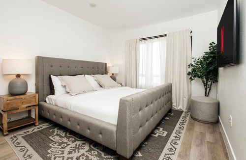 Miracle Mile Apartment | Central Quality 2 BD Apartment