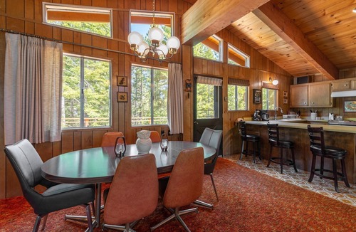 Chamberlands House | Chamberlands pool, tennis courts, and beach! Great location on Westshore!
