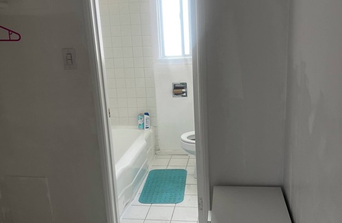 Mid-City Apartment | Charming 1-bedroom apartment in lovely Santa Monica with WiFi