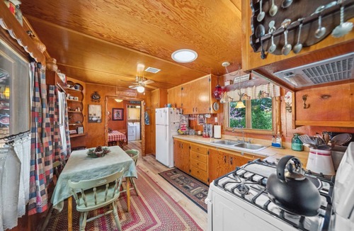 Fern Valley Cabin | Charming 1937 Vintage Cottage 2 bedrooms/baths,(Sleeps 4) walk to town/creek
