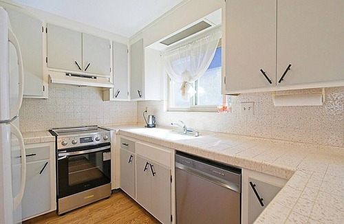 Alameda Apartment | Charming 2-Bedroom Alameda Apartment, walk to Shops & Dining