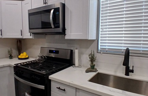 Atwater House | Charming 2-bedroom house with WiFi, AC in lovely Atwater