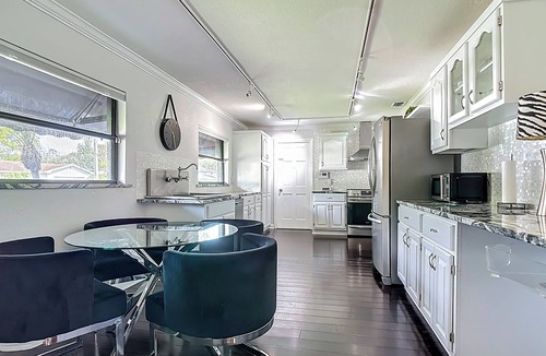 Orlando House | Charming 3 bedroom pool house in Orlando close to airport ,theme parks, shopping