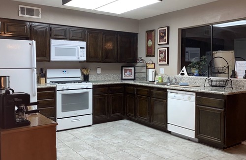 Paradise House | Charming 3 BRM 2 1/2 BA Townhouse Close to Airport
