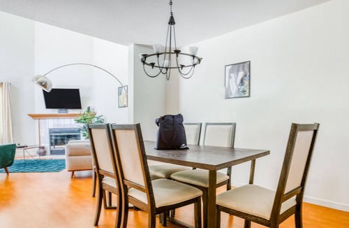 Carmine - Parkmont House | Charming 3BR Townhouse in San Jose