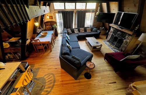 Big Bear City Ski Chalet | Charming 4-bedroom chalet with WiFi, AC in lovely Big Bear