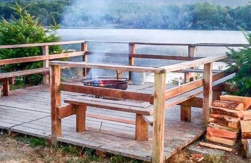 Klamath House | Charming Cabin with Kitchen and River Views, Perfect for a Glamping Retreat in Northern California
