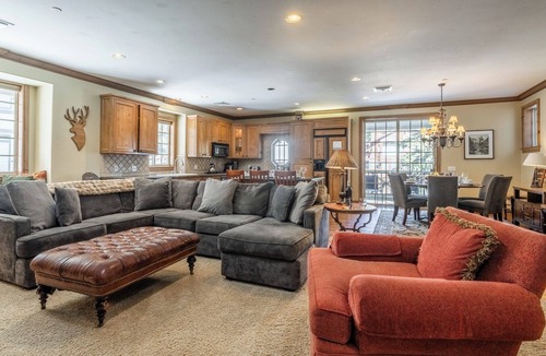Mammoth Lakes Cabin | Charming Chalet at Sonenalp | Walk to Canyon + Hot Tub, Sauna, Garage