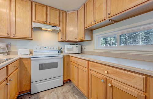 Carnelian Woods Condo | Charming Condo with Shared Hot Tub, Pool, Resort Amenities - Close to Ski & Beach