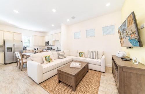 Bay Lake House | Charming Cottage 3 Miles From Disney With Margaritaville Resort & Island H2O Access - 8083Kd
