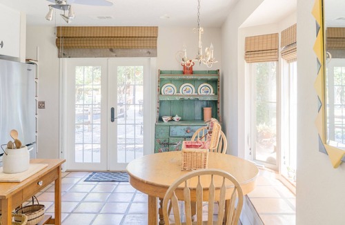 Victor Cottage | Charming Cottage on Winery Estate