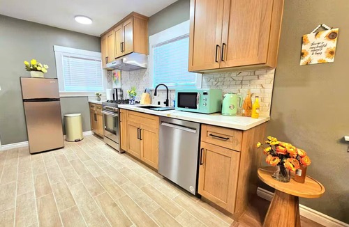Lamanda Park Apartment | Charming & Cozy Home Near Caltech PCC & Pasadena Convention Center King-size bed