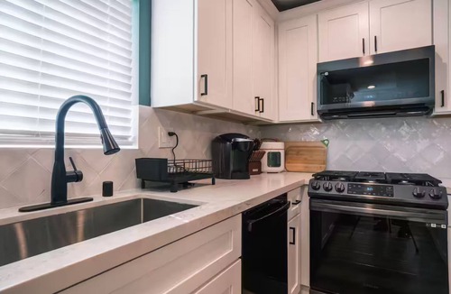 Monrovia House | Charming Detached Bungalow in Historic Old Town Monrovia Kingsize Bed！