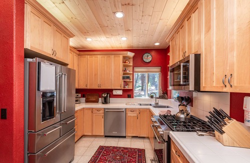 Carnelian Bay House | Charming Dog-Friendly Lake Tahoe Cabin – Hot Tub, Pool Table & Walk to Beach