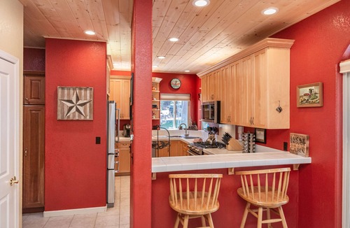 Carnelian Bay House | Charming Dog-Friendly Lake Tahoe Cabin – Hot Tub, Pool Table & Walk to Beach