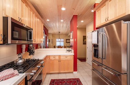 Carnelian Bay House | Charming Dog-Friendly Lake Tahoe Cabin – Hot Tub, Pool Table & Walk to Beach