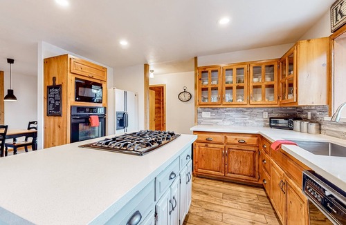 Idyllwild House | Charming dog-friendly home with covered deck, W/D, & mountain view