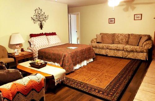 Oakhurst Apartment | Charming Downstairs Unit