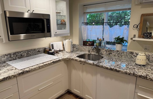 Auburn Bed & Breakfast | Charming Hideaway Retreat -Short Walk to Eateries/Canyon Long stays welcomed.