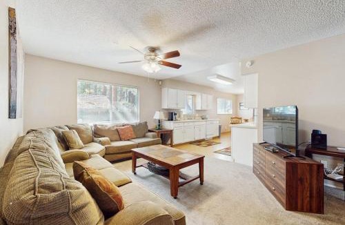 Rancho Bijou House | Charming Home with Spa Near Ski Resort and Lake Tahoe Timber Cove Marina Beach