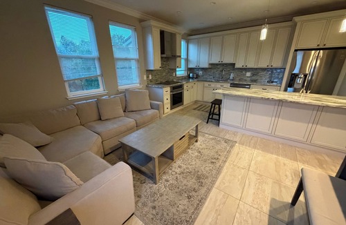Pleasanton House | Charming house in lovely Pleasanton perfect for your getaway