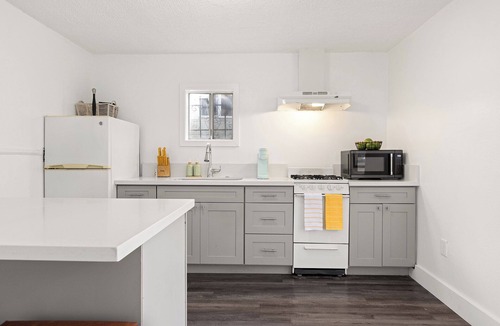 Inglewood House | Charming Inglewood 1-BR Bungalow w/Washer & Dryer