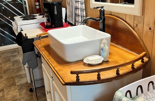 Jacksonville Cottage | Charming Jacksonville Studio with AC Easy Walk to Town & Britt Festival