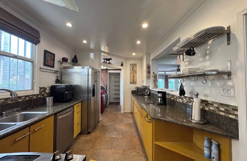 Mid-Wilshire House | Charming Mediterranean 3-bedroom in West Los Angeles