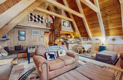 Rancho Bijou House | Charming Updated Rustic Cabin with Gas Fireplace close to Lake and Ski Resort
