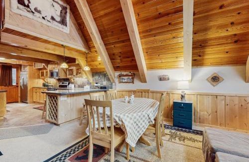 Rancho Bijou House | Charming Updated Rustic Cabin with Gas Fireplace close to Lake and Ski Resort