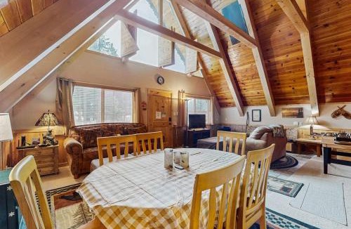 Rancho Bijou House | Charming Updated Rustic Cabin with Gas Fireplace close to Lake and Ski Resort